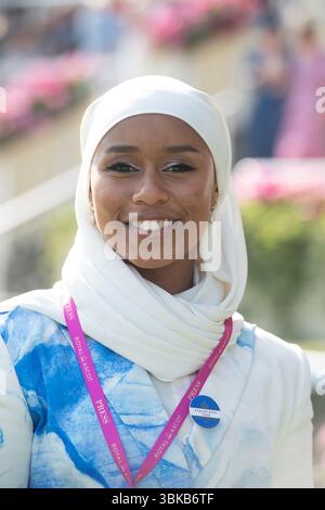 Ascot, Berkshire, Großbritannien. Juni 2025. Amateur-Jockey Khadijah Mellah im Royal Ascot. Als erste Hijab-tragende Jockey in einem britischen Pferderennen machte sie Geschichte. Quelle: Maureen McLean/Alamy Live News Stockfoto
