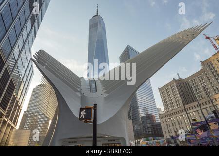 USA, New York City, Oculus Transportation Hub mit One World Tower, Nordamerika Stockfoto