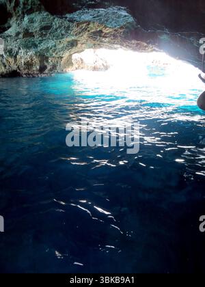 Besucher können das atemberaubende azurblaue Wasser bewundern, das die Blaue Grotte in Montenegro beleuchtet, ein verstecktes Juwel an der Adria, ideal für Entdeckungen Stockfoto