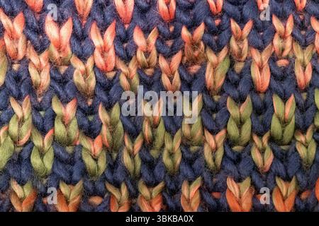 Fragment des bunten gestrickten Hintergrunds, Draufsicht Stockfoto