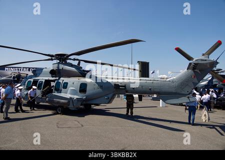 Paris-Le Bourget, Frankreich. Juni 2025. Airbus Helicopters H225M Caracal von der französischen Luftwaffe wird auf der 55. Pariser Airshow gezeigt. Eröffnung der 55. Ausgabe der Internationalen Aeronautik- und Raumfahrtschau vom 16. Bis 22. Juni 2025 in Paris-Le Bourget, Frankreich. Quelle: Bernard Menigault/Alamy Live News Stockfoto
