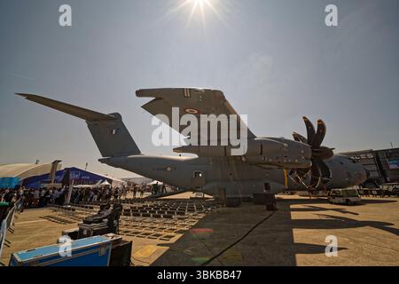 Paris-Le Bourget, Frankreich. Juni 2025. Der Airbus A400M ATLAS der französischen Luftwaffe wird auf der 55. Pariser Airshow ausgestellt. Eröffnung der 55. Ausgabe der Internationalen Aeronautik- und Raumfahrtschau vom 16. Bis 22. Juni 2025 in Paris-Le Bourget, Frankreich. Quelle: Bernard Menigault/Alamy Live News Stockfoto