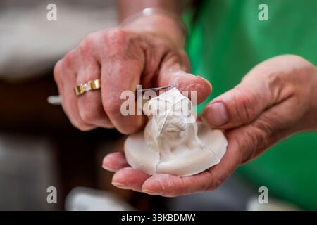 In der Ateliers Arquié Kunstporzellan-Werkstatt in Limoges können Besucher die Handwerker bei der Arbeit beobachten und die verschiedenen Produktionsstufen von Design und Gießen bis hin zur Dekoration erleben. Avenue Baudin, Limoges, Nouvelle-Aquitaine, Frankreich Stockfoto