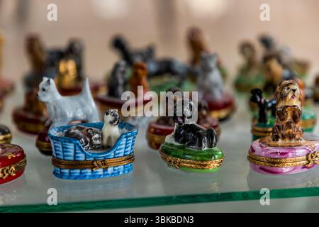 Pillboxen aus Porzellan. Die Kunst-Porzellanwerkstatt Ateliers Arquié in Limoges wurde 1996 gegründet und ist auf die Gestaltung und Herstellung von individuell gestalteten und künstlerisch gestalteten Porzellanobjekten spezialisiert. Die Werkstatt und der Fabrikverkauf sind im Studio untergebracht. Avenue Baudin, Limoges, Nouvelle-Aquitaine, Frankreich Stockfoto