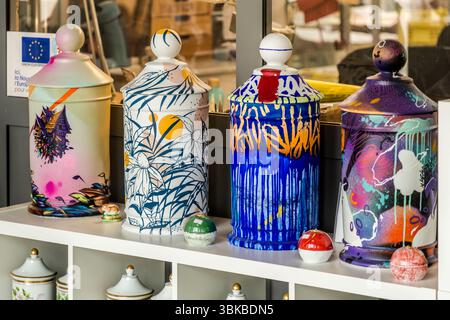 Die Porzellanwerkstatt Ateliers Arquié in Limoges arbeitet mit rund 15 verschiedenen Künstlern zusammen. Früher wurde hier Apothekenporzellan hergestellt, wo Aufbewahrungsgläser für Apotheken als Kunstgegenstände gestaltet wurden. Avenue Baudin, Limoges, Nouvelle-Aquitaine, Frankreich Stockfoto