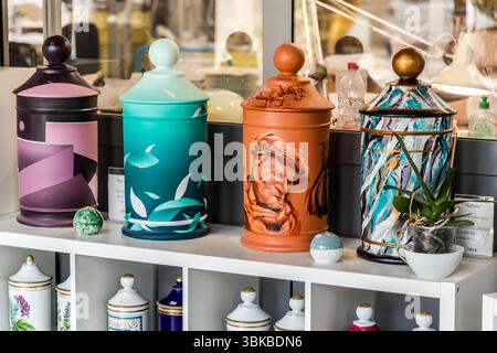 Die Porzellanwerkstatt Ateliers Arquié in Limoges arbeitet mit rund 15 verschiedenen Künstlern zusammen. Früher wurde hier Apothekenporzellan hergestellt, wo Aufbewahrungsgläser für Apotheken als Kunstgegenstände gestaltet wurden. Avenue Baudin, Limoges, Nouvelle-Aquitaine, Frankreich Stockfoto