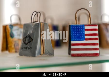 Die Porzellanwerkstatt Ateliers Arquié stellt auch Artikel für den US-Markt her. Hier ist eine handtaschenförmige Pillendose, die mit der amerikanischen Flagge bemalt ist. Avenue Baudin, Limoges, Nouvelle-Aquitaine, Frankreich Stockfoto