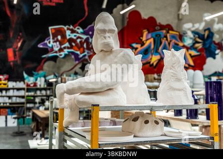 Ateliers Arquié Kunstporzellanwerkstatt in Limoges. Die Werkstatt verbindet traditionelle Handwerkskunst mit modernen Formen, Farben und Techniken. Das Atelier befindet sich in ehemaligen Spinnerei- und Webgebäuden am Ufer der Vienne, an den Wänden sind großformatige Graffiti-Werke regionaler Künstler zu sehen. Avenue Baudin, Limoges, Nouvelle-Aquitaine, Frankreich Stockfoto