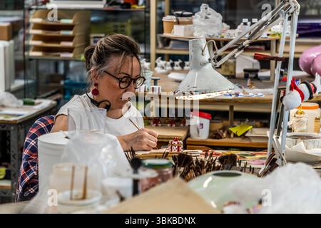 Handgefertigt in der Ateliers Arquié Feinporzellanwerkstatt in Limoges. Der Workshop wurde mit dem französischen Label „Entreprise du Patrimoine Vivant“ (Living Heritage Company) ausgezeichnet, das außergewöhnliche traditionelle Fachwissen anerkennt. Avenue Baudin, Limoges, Nouvelle-Aquitaine, Frankreich Stockfoto