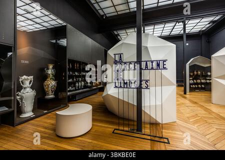 Ausstellung im Musée National Adrien Dubouché in Limoges. Mit rund 18.000 Objekten beherbergt es die weltweit größte öffentliche Keramiksammlung, darunter Limoges Porzellan sowie historische und zeitgenössische Werke aus der ganzen Welt. Place Winston Churchill, Limoges, Nouvelle-Aquitaine, Frankreich Stockfoto
