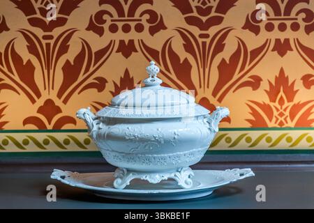 Porzellanobjekt im Musée National Adrien Dubouché in Limoges wurde 1845 als erstes Museum der Stadt gegründet. Adrien Dubouché, Mäzen der Künste und Sohn eines Tuchhändlers, übernahm 1865 die Leitung des Museums und erweiterte die Ausstellung durch großzügige Spenden und den Erwerb wichtiger Keramiksammlungen erheblich. Place Winston Churchill, Limoges, Nouvelle-Aquitaine, Frankreich Stockfoto