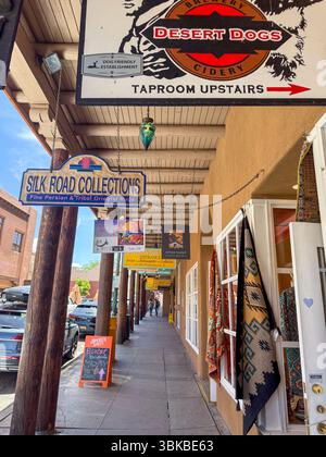 Overhead-Werbung unter dem überdachten Bürgersteig auf der W San Francisco Street in Santa Fe, NM Stockfoto