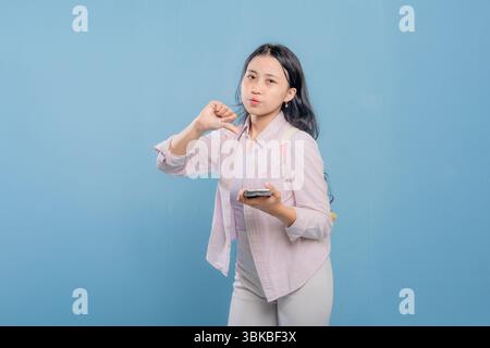 Mit der Daumen-nach-unten-Geste. Begriff der Missbilligung oder Unzufriedenheit Stockfoto