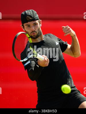 LONDON, VEREINIGTES KÖNIGREICH, 19. Juni: Jacob Fearnley (GBR) im Kampf gegen Corentin Moutet (FRA) während ATP 500 am 8. Tag der HSBC-Meisterschaften 2025 im Queen's Club am Donnerstag, 19. Juni 2025 in LONDON, VEREINIGTES KÖNIGREICH. Quelle: Taka Wu/Alamy Live News Stockfoto