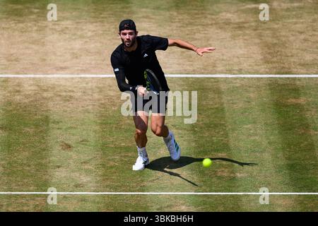 LONDON, VEREINIGTES KÖNIGREICH, 19. Juni: Jacob Fearnley (GBR) im Kampf gegen Corentin Moutet (FRA) während ATP 500 am 8. Tag der HSBC-Meisterschaften 2025 im Queen's Club am Donnerstag, 19. Juni 2025 in LONDON, VEREINIGTES KÖNIGREICH. Quelle: Taka Wu/Alamy Live News Stockfoto