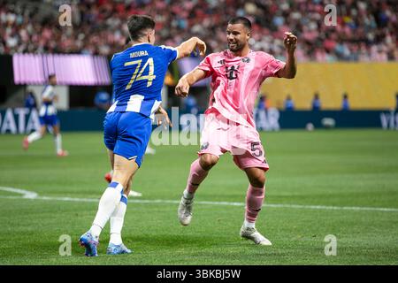 Atlanta, USA. Juni 2025. Der FC Porto-Verteidiger Francisco Moura (74) und der Inter Miami CF-Verteidiger Marcelo Weigandt (57) kämpfen am 19. Juni 2025 im Mercedes-Benz Stadium in Atlanta, Georgia, in der ersten Hälfte des Spiels der FIFA Club-Weltmeisterschaft. (Foto: Kindell Buchanan/SIPA USA) Credit: SIPA USA/Alamy Live News Stockfoto