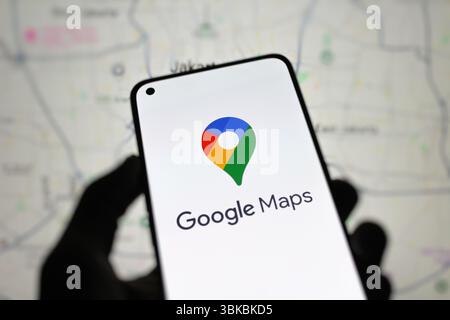 Google Maps-Logo wird auf dem Smartphone-Bildschirm angezeigt. Indonesien - 31. August 2024 Stockfoto