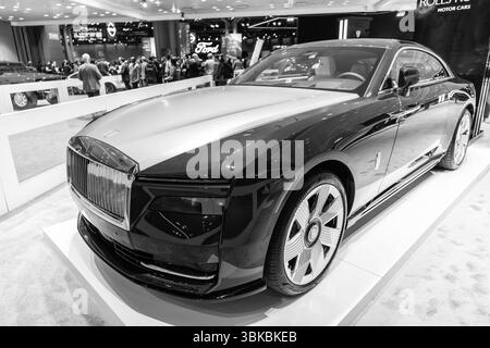 New York City, USA - 27. März 2024: Rollt Royce Spectre Luxusauto auf der New York International Auto Show, Eckansicht Stockfoto