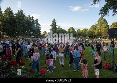 18. JUNI 2025: PORTLAND, OR: Eine kostenlose Community Dance Party, die Mount Tabor Dance Party, findet im Peninsula Park statt. Stockfoto