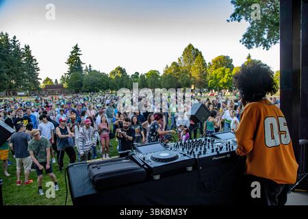 18. JUNI 2025: PORTLAND, OR: Eine kostenlose Community Dance Party, die Mount Tabor Dance Party, findet im Peninsula Park statt. Stockfoto