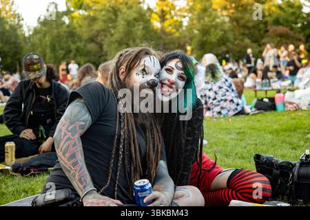 18. JUNI 2025: PORTLAND, OR: Eine kostenlose Community Dance Party, die Mount Tabor Dance Party, findet im Peninsula Park statt. Stockfoto