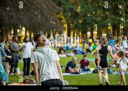 18. JUNI 2025: PORTLAND, OR: Eine kostenlose Community Dance Party, die Mount Tabor Dance Party, findet im Peninsula Park statt. Stockfoto