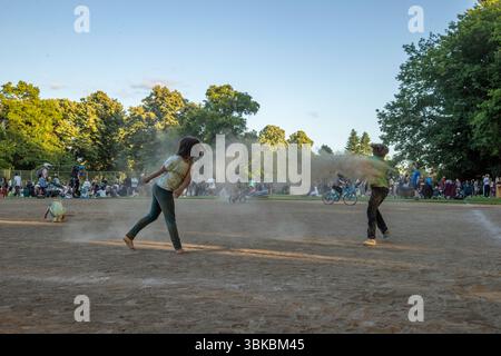 18. JUNI 2025: PORTLAND, OR: Eine kostenlose Community Dance Party, die Mount Tabor Dance Party, findet im Peninsula Park statt. Stockfoto