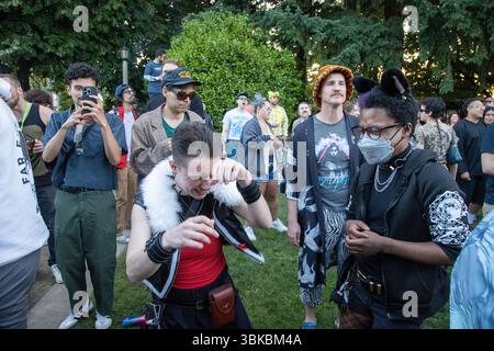 18. JUNI 2025: PORTLAND, OR: Eine kostenlose Community Dance Party, die Mount Tabor Dance Party, findet im Peninsula Park statt. Stockfoto