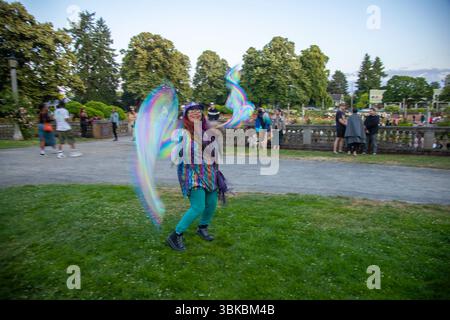 18. JUNI 2025: PORTLAND, OR: Eine kostenlose Community Dance Party, die Mount Tabor Dance Party, findet im Peninsula Park statt. Stockfoto