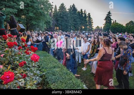 18. JUNI 2025: PORTLAND, OR: Eine kostenlose Community Dance Party, die Mount Tabor Dance Party, findet im Peninsula Park statt. Stockfoto