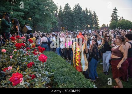 18. JUNI 2025: PORTLAND, OR: Eine kostenlose Community Dance Party, die Mount Tabor Dance Party, findet im Peninsula Park statt. Stockfoto