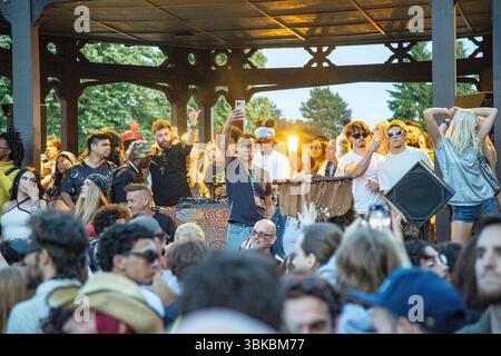 18. JUNI 2025: PORTLAND, OR: Eine kostenlose Community Dance Party, die Mount Tabor Dance Party, findet im Peninsula Park statt. Stockfoto