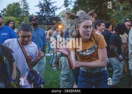 18. JUNI 2025: PORTLAND, OR: Eine kostenlose Community Dance Party, die Mount Tabor Dance Party, findet im Peninsula Park statt. Stockfoto