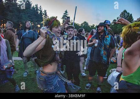 18. JUNI 2025: PORTLAND, OR: Eine kostenlose Community Dance Party, die Mount Tabor Dance Party, findet im Peninsula Park statt. Stockfoto