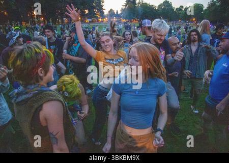 18. JUNI 2025: PORTLAND, OR: Eine kostenlose Community Dance Party, die Mount Tabor Dance Party, findet im Peninsula Park statt. Stockfoto