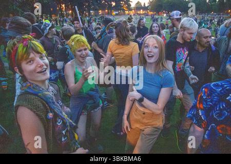 18. JUNI 2025: PORTLAND, OR: Eine kostenlose Community Dance Party, die Mount Tabor Dance Party, findet im Peninsula Park statt. Stockfoto