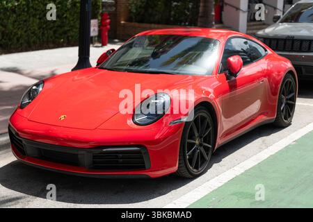Miami, Florida, USA - 02. April 2025: 2020 Porsche 911 Carrera 4S Sportwagen. Luxus-Sportwagen Porsche 911 Carrera 4S. Auto Porsche 911 Carrera 4S Stockfoto