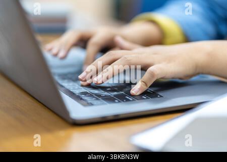Nahaufnahme der Hände eines Studenten oder Profis, die auf einem Laptop tippen, an einer Aufgabe arbeiten, eine E-Mail schreiben, im Internet surfen oder codin eingeben Stockfoto