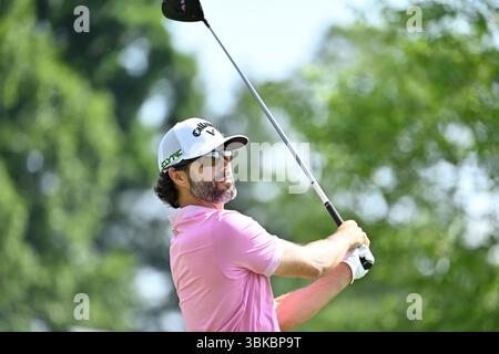 Cromwell CT, USA. Juni 2025. Adam Hadwin aus Abbotsford British Columbia, Kanada, schlägt seinen Ball aus der ersten Abschlagbox während der ersten Runde des PGA Travelers Championship Golfturniers, das in den TPC River Highlands in Cromwell CT ausgetragen wird. Eric Canha/Cal Sport Media/Alamy Live News Stockfoto