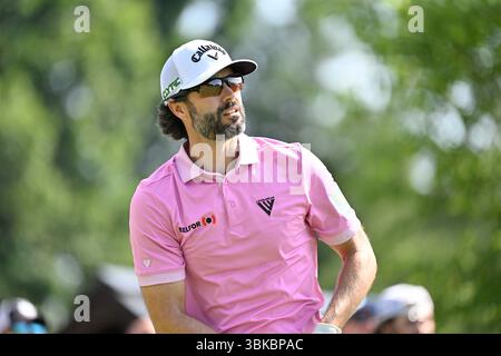 Cromwell CT, USA. Juni 2025. Adam Hadwin aus Abbotsford, British Columbia, Kanada, beobachtet den Flug seines Balls aus der ersten Abschlagbox während der ersten Runde des PGA Travelers Championship-Golfturniers, das in den TPC River Highlands in Cromwell CT ausgetragen wird. Eric Canha/Cal Sport Media/Alamy Live News Stockfoto
