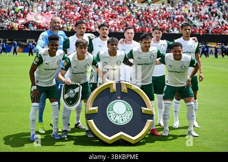 East Rutherford, USA. Juni 2025. Startspieler von Palmeiras posieren vor der Gruppe A zwischen Palmeiras aus Brasilien und Al Ahly FC aus Ägypten bei der FIFA Club-Weltmeisterschaft 2025 in East Rutherford, New Jersey, USA, 19. Juni 2025. Quelle: Li Rui/Xinhua/Alamy Live News Stockfoto