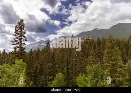 Das 1888 eröffnete Fairmont Banff Springs Hotel, besser bekannt als Banff Springs, ist eine nationale historische Stätte Kanadas. Stockfoto