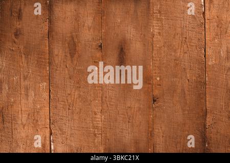 Das flache Design zeigt vertikale Holzdielen mit warmen braunen Kornmustern und rustikaler Textur Stockfoto