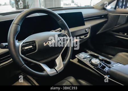 Almaty, Kasachstan - 11. Juni 2025: Das Lenkrad in der Kabine des KIA K8. Koreanischer Automobilhersteller Stockfoto