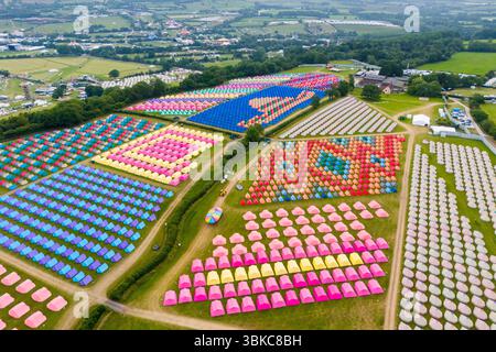 Worthy Farm, Pilton, Somerset, Großbritannien. Juni 2025. Allgemeine Luftaufnahme der farbenfrohen Zelte, die in komplizierten Mustern auf dem Zeltplatz Worthy View vor dem Glastonbury Festival in Pilton in Somerset errichtet wurden, das nächste Woche vom 25. Juni bis 29. Juni 2025 beginnt. Bildnachweis: Graham Hunt/Alamy Live News Stockfoto