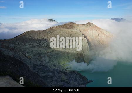 Blick auf den Vulkan Ijen in Indonesien, der einen türkisfarbenen, sauren Kratersee hat Stockfoto
