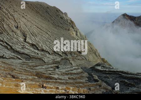 Blick auf den Vulkan Ijen in Indonesien, der einen türkisfarbenen, sauren Kratersee hat Stockfoto