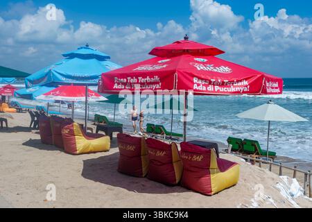 Blick auf Kuta Beach, ein beliebtes Touristenziel, Denpasar, Bali, Indonesien Stockfoto