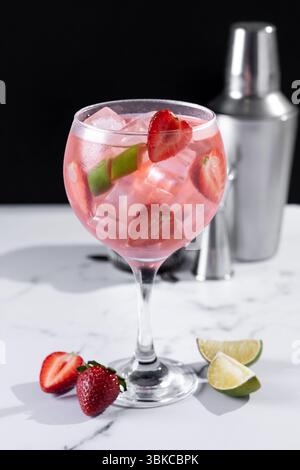 Erdbeer-Gin Tonic-Cocktail auf weißem Marmor Stockfoto