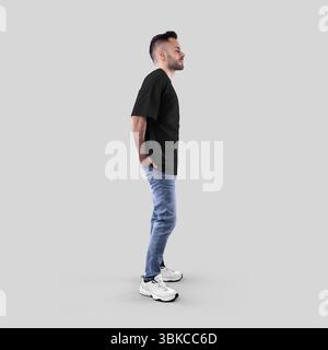 Übergroße schwarze T-Shirt-Vorlage auf bärtigem Kerl, Seitenansicht, durchgehende Länge, Hände in Jeanstaschen, Sneakers. Mockup von Herrenstraetwear, isoliert auf bac Stockfoto